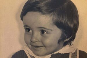 Benedetta Parodi in una foto in bianco e nero da bambina