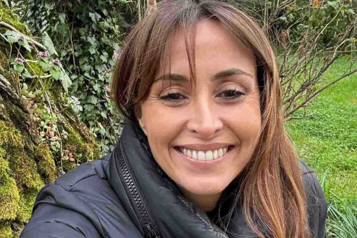 Benedetta Parodi sorride nel giardino di casa sua