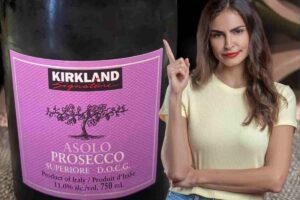 Donna affianco a una delle bottiglie di prosecco incriminate