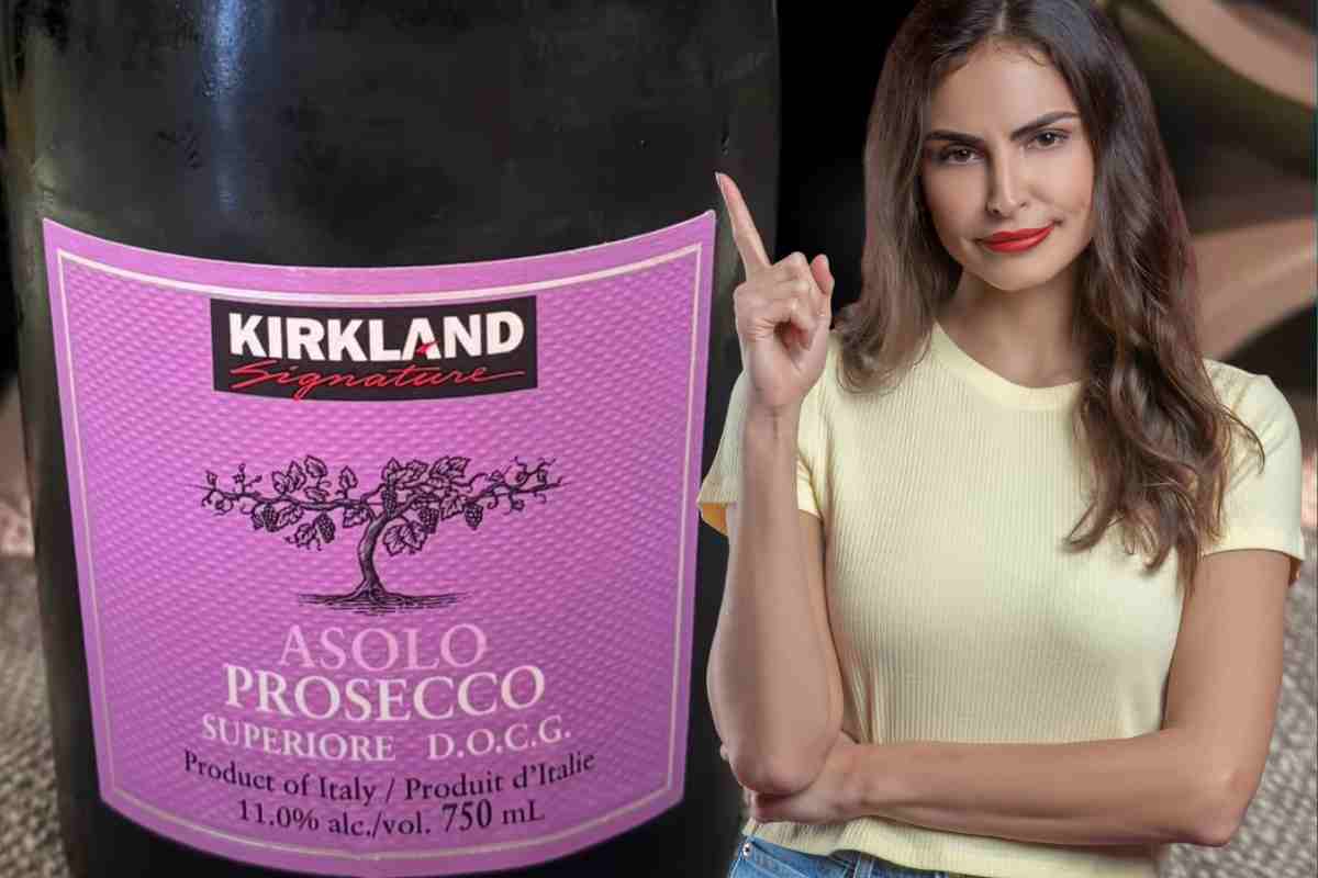 Donna affianco a una delle bottiglie di prosecco incriminate