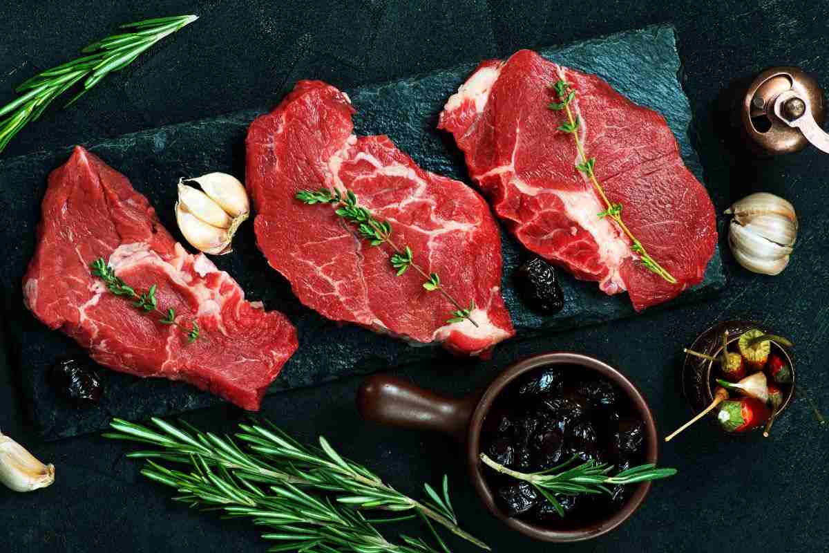 tre fettine di carne cruda da cucinare