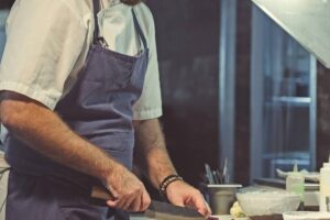 Uomo cucina