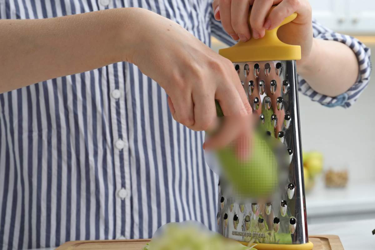 Donna grattugia in cucina