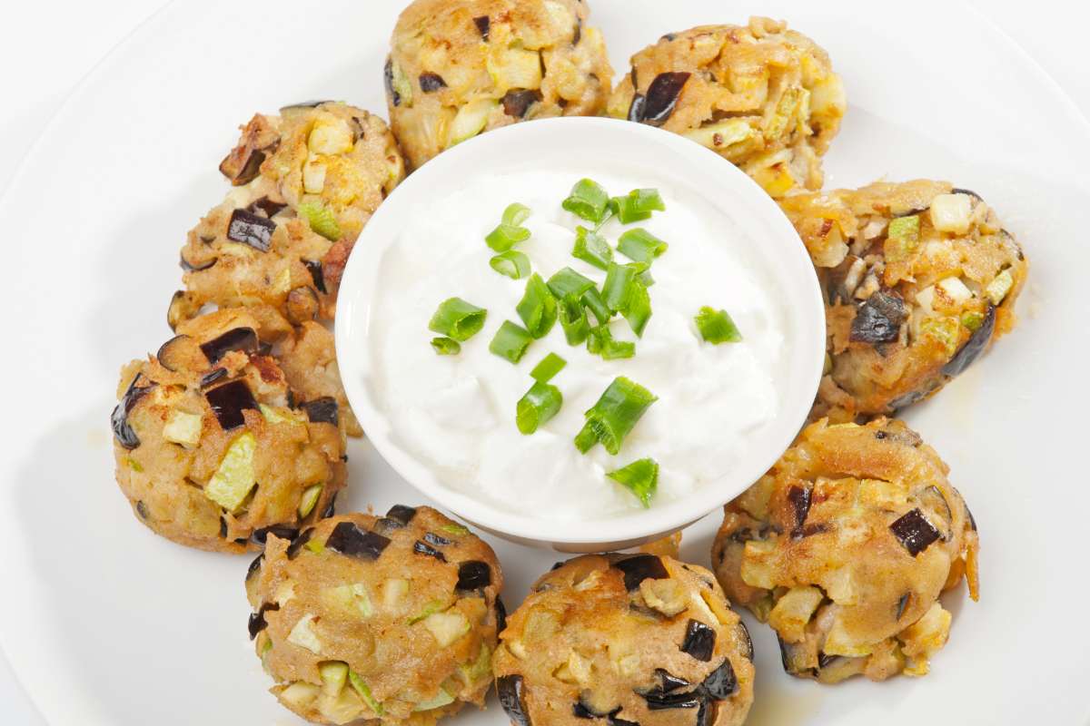 Polpette di melanzane e tonno con salsa allo yogurt
