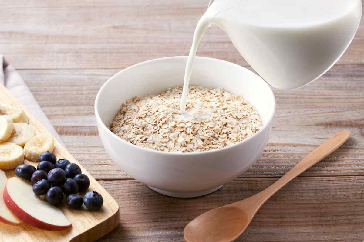 Fiocchi di avena in una ciotola con del latte
