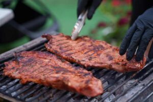 Cuocere la carne sulla brace