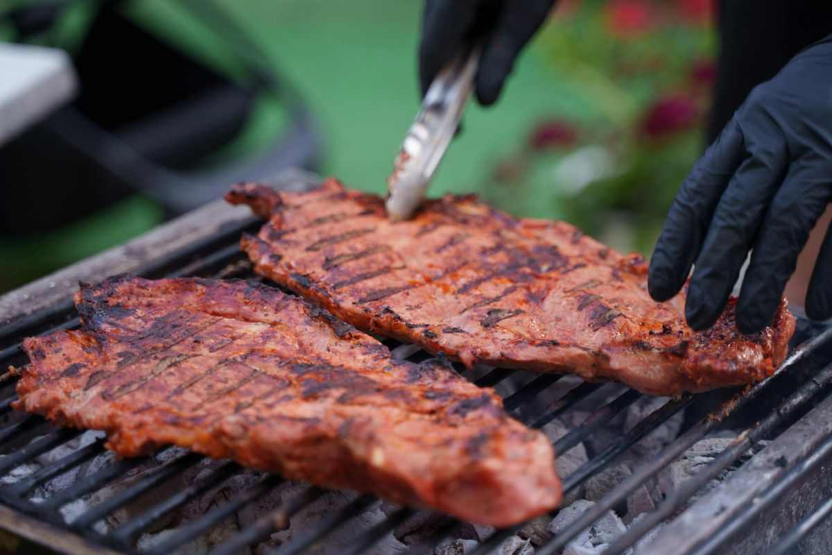 carne alla brace cotta all'aria aperta