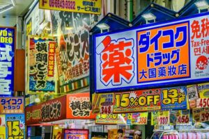 Le insegne di tipici supermercati giapponesi