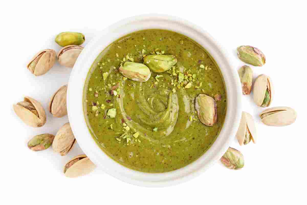crema di pistacchio in una ciotola