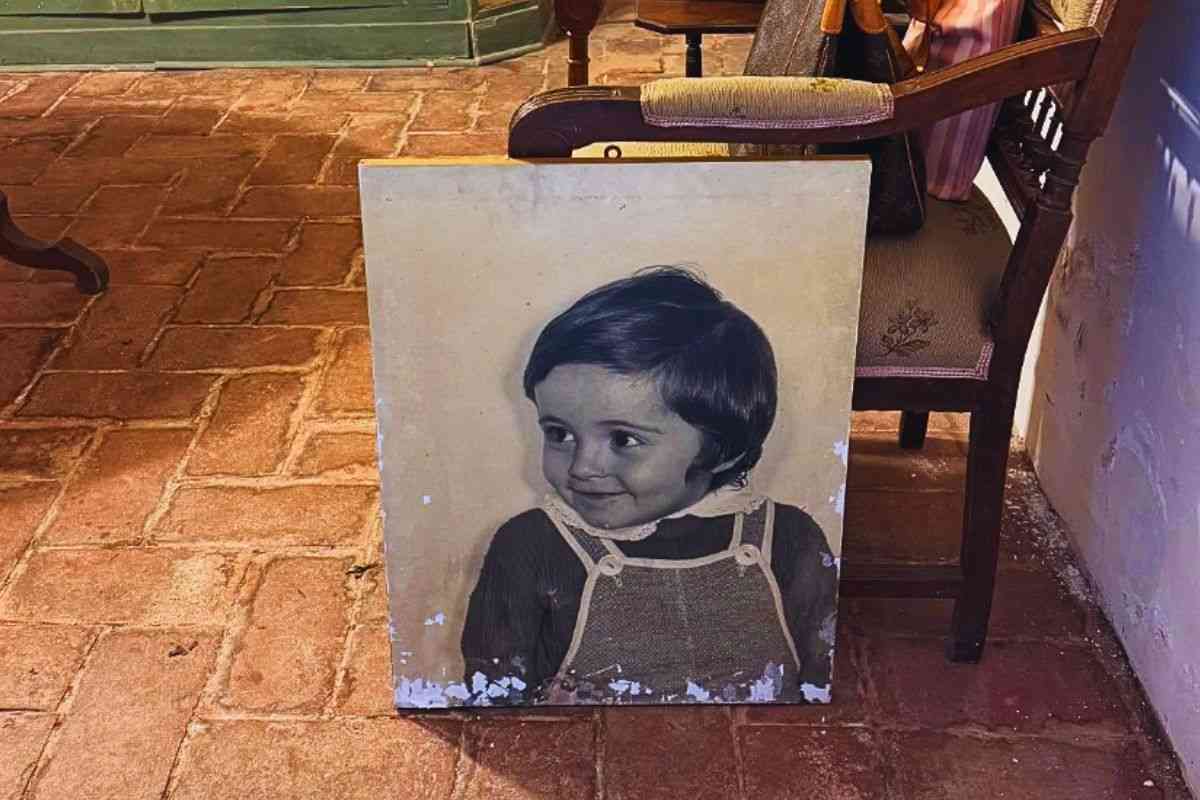 Il vecchio quadro con la foto di una bimba ritrovamento di famiglia