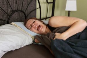 Una donna che ha degli incubi notturni