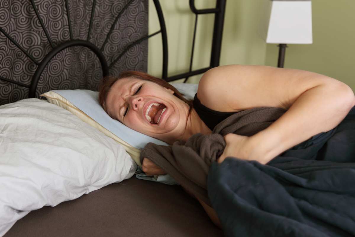 Una donna che ha degli incubi notturni