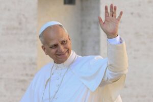 Papa Leone XIV mentre saluta