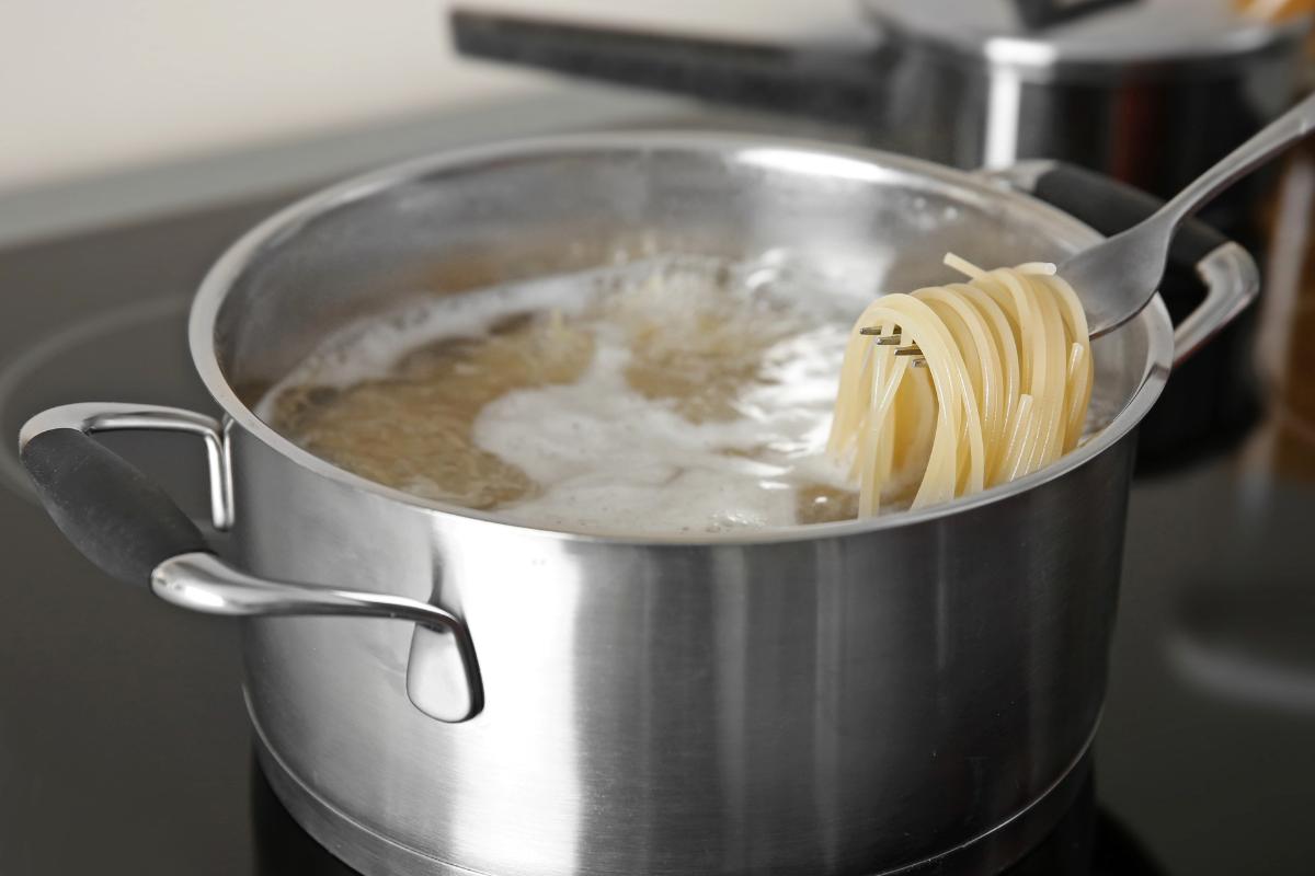 Pasta cuoce in pentola