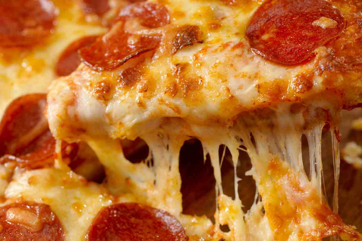 una pizza pepperoni filante