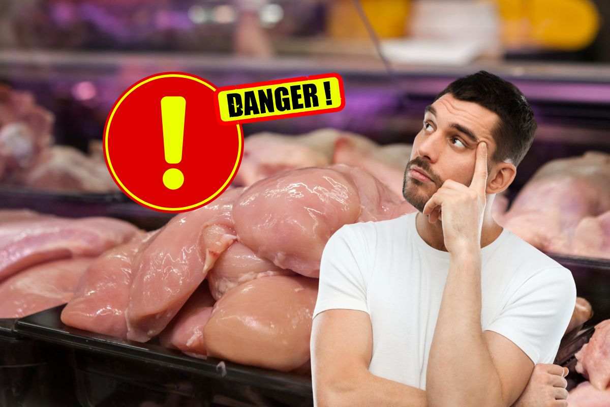Carne cruda esposta nella vetrina della macelleria