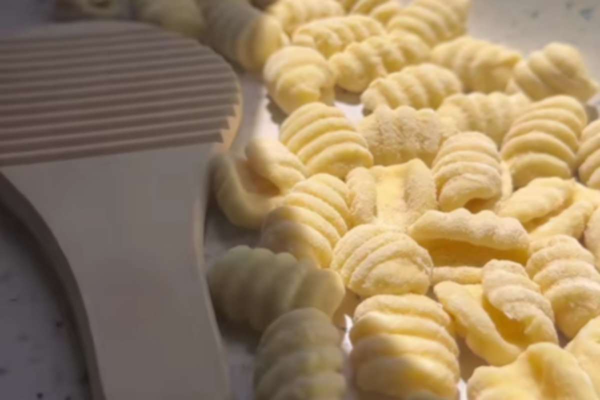 il dettaglio degli gnocchi preparati su un volo aereo