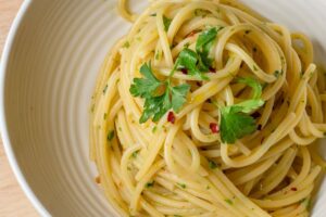 piatto di spaghetti aglio olio e prezzemolo, con peperoncino