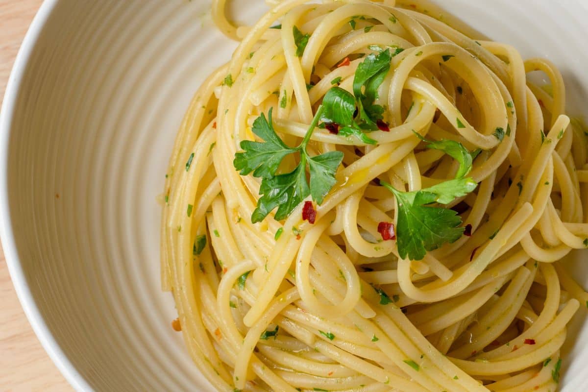 piatto di spaghetti aglio olio e prezzemolo, con peperoncino