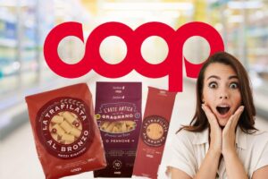 logo coop con pasta coop e donna sorpresa con sfondo supermercato