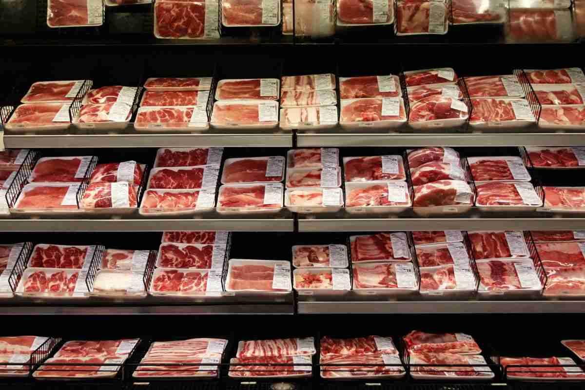 Carne confezionata nel frigo del supermercato