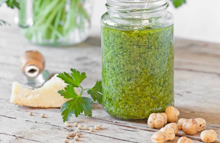 Barattolo con pesto di prezzemolo