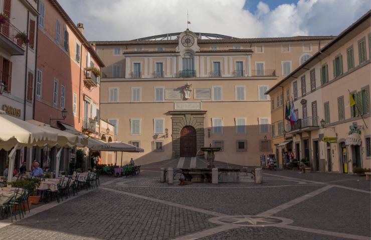 La piazza centrale di Castel Gandolfo