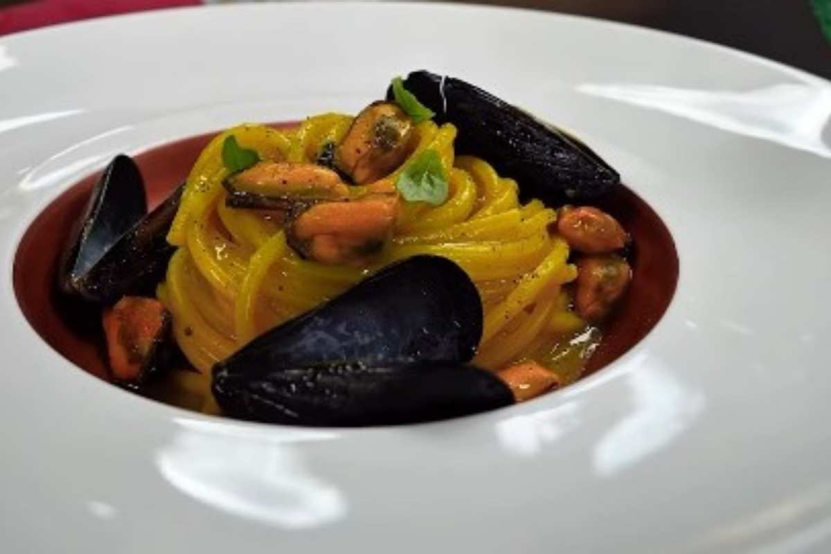 Spaghetti con cozze, pecorino, basilico e zafferano