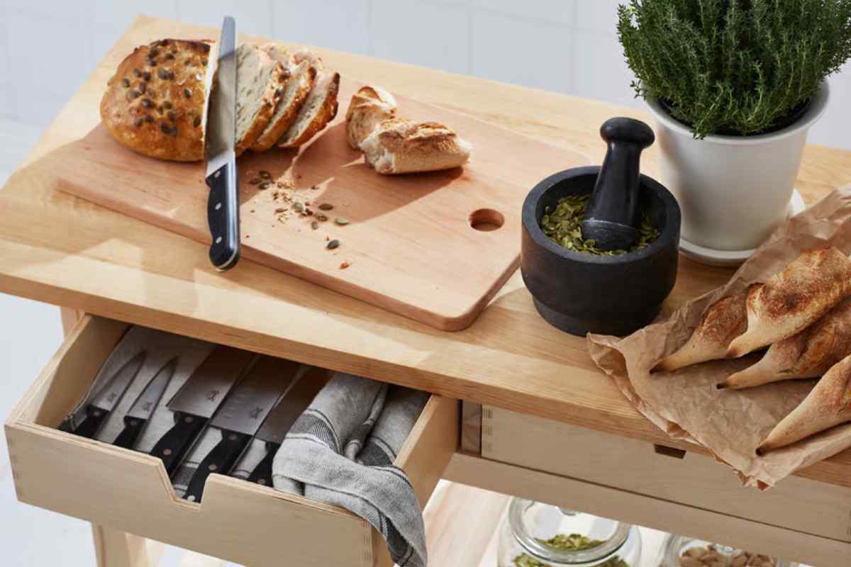 tagliere, pane cassetto con stoviglie pianta mortaio con pestello