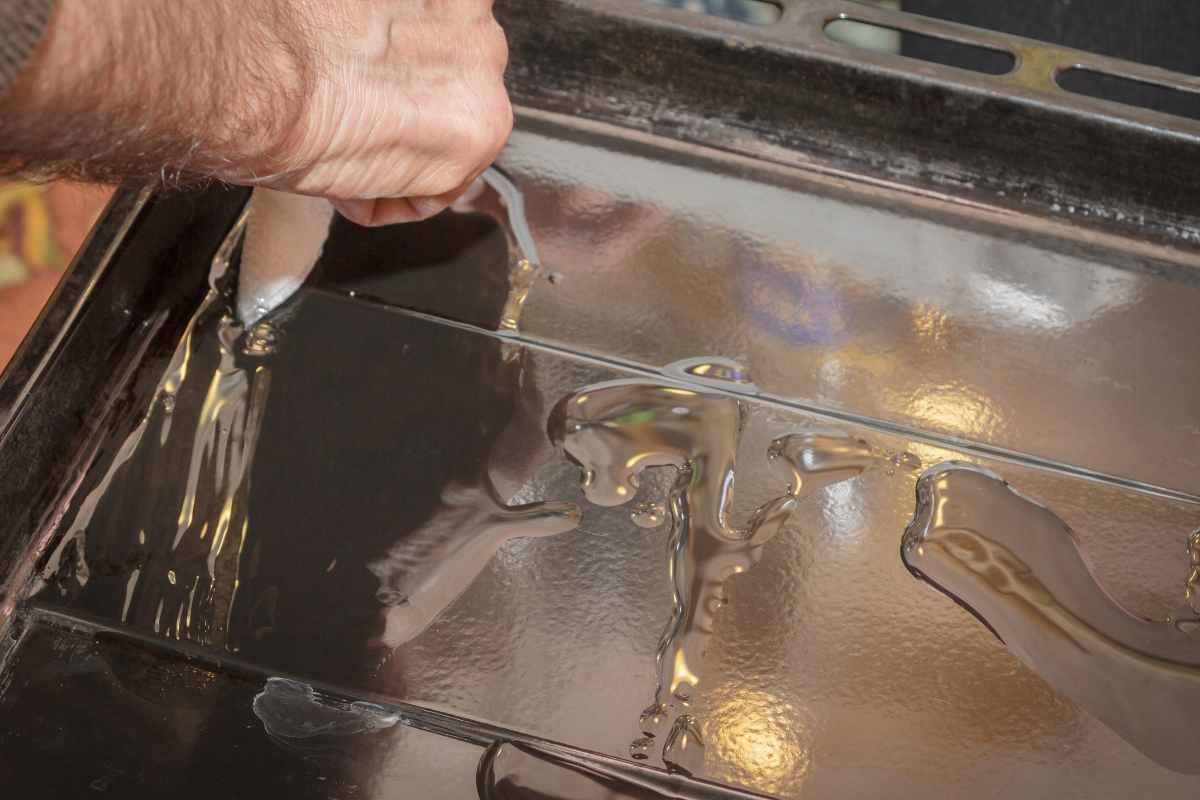 persona passa olio su una leccarda 