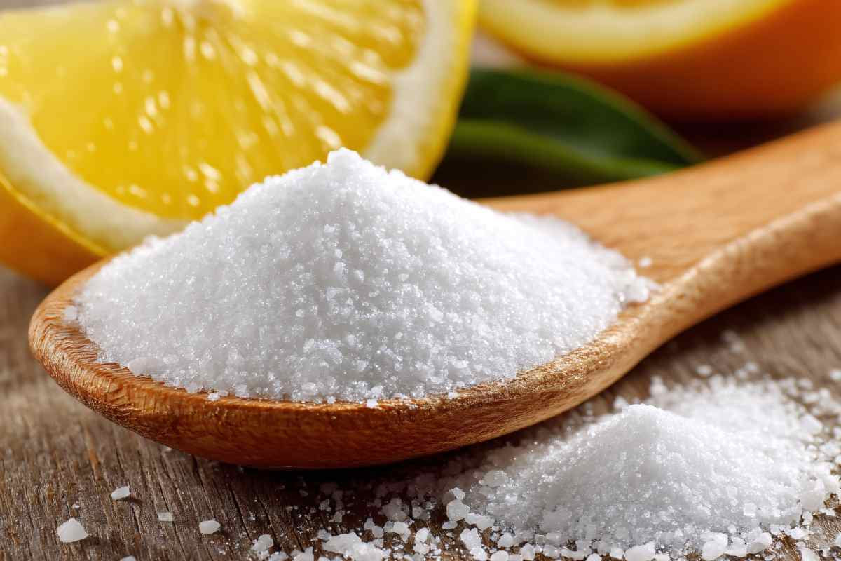 cucchiaio di bicarbonato e fetta di limone