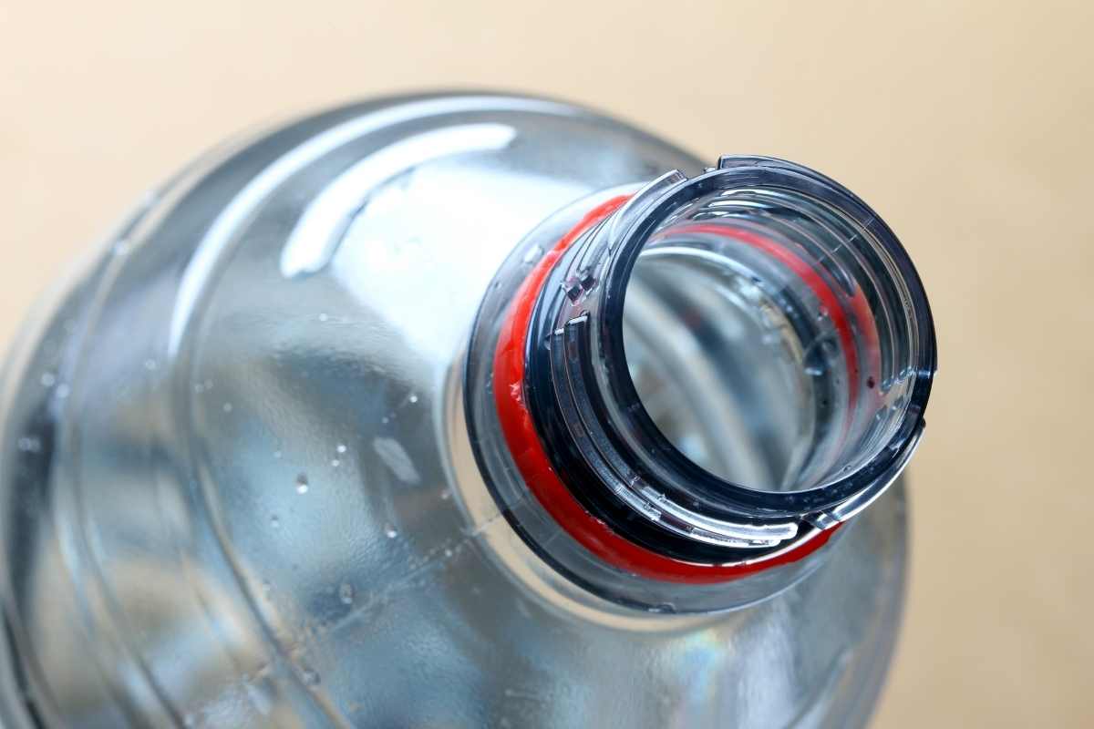 bottiglia di plastica dimenticata in macchina