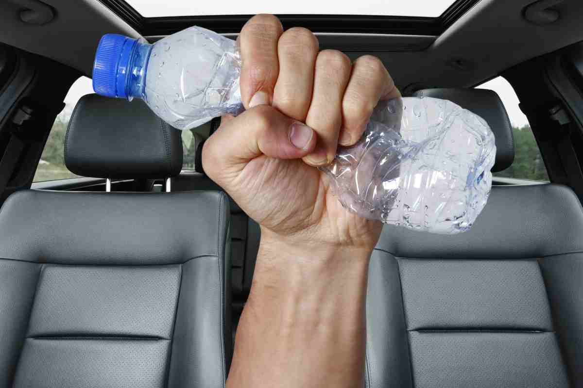 bottiglia di plastica dimenticata in macchina