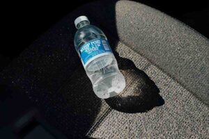bottiglia di plastica dimenticata in macchina