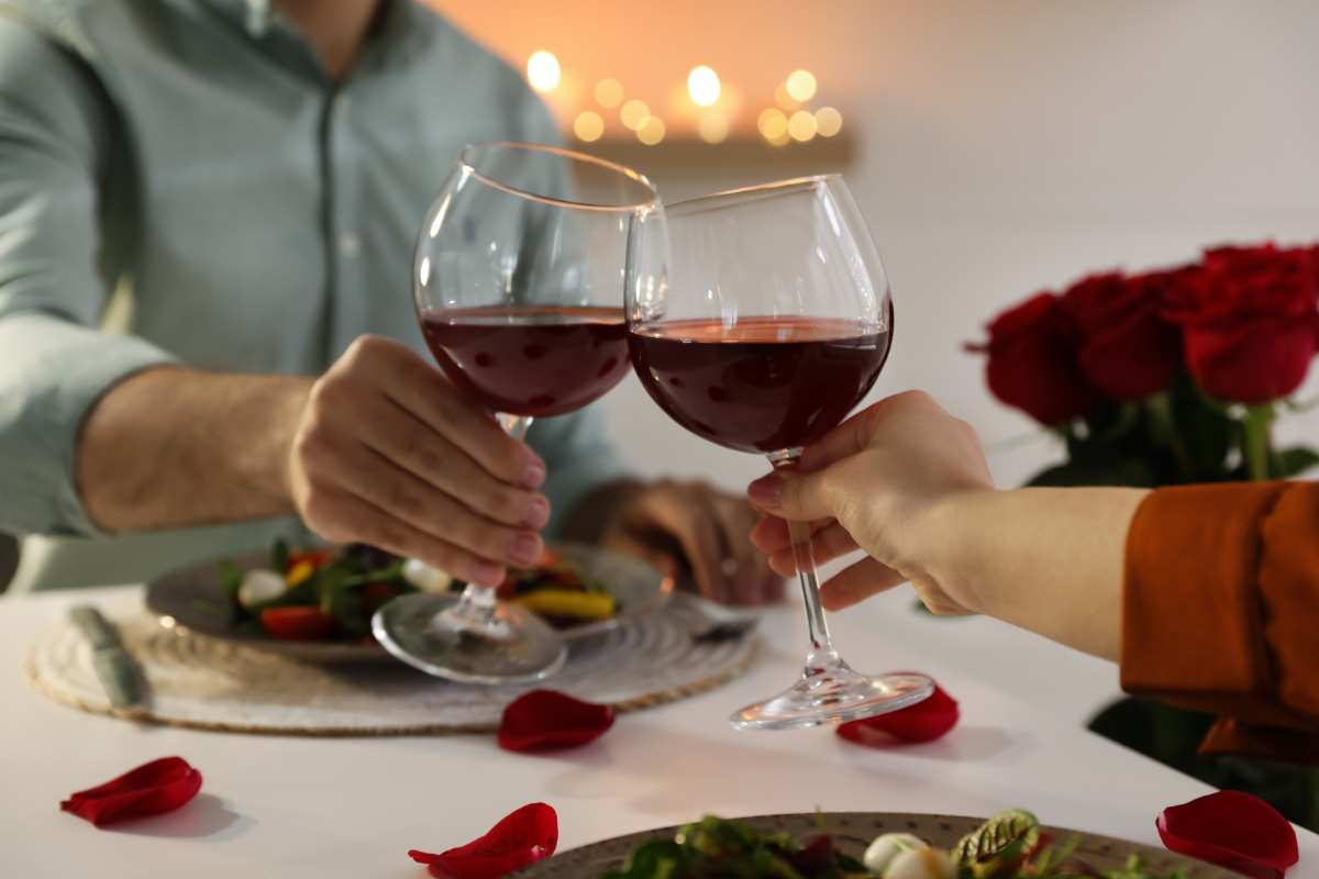 persone cena calici di vino rosso