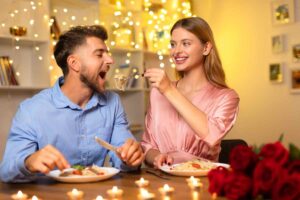 coppia durante una cena romantica