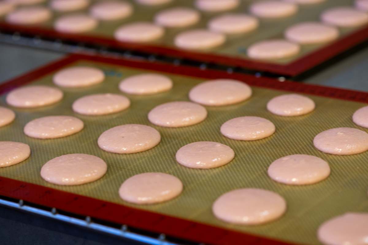 teglia con tappetino in silicone e biscotti da cuocere