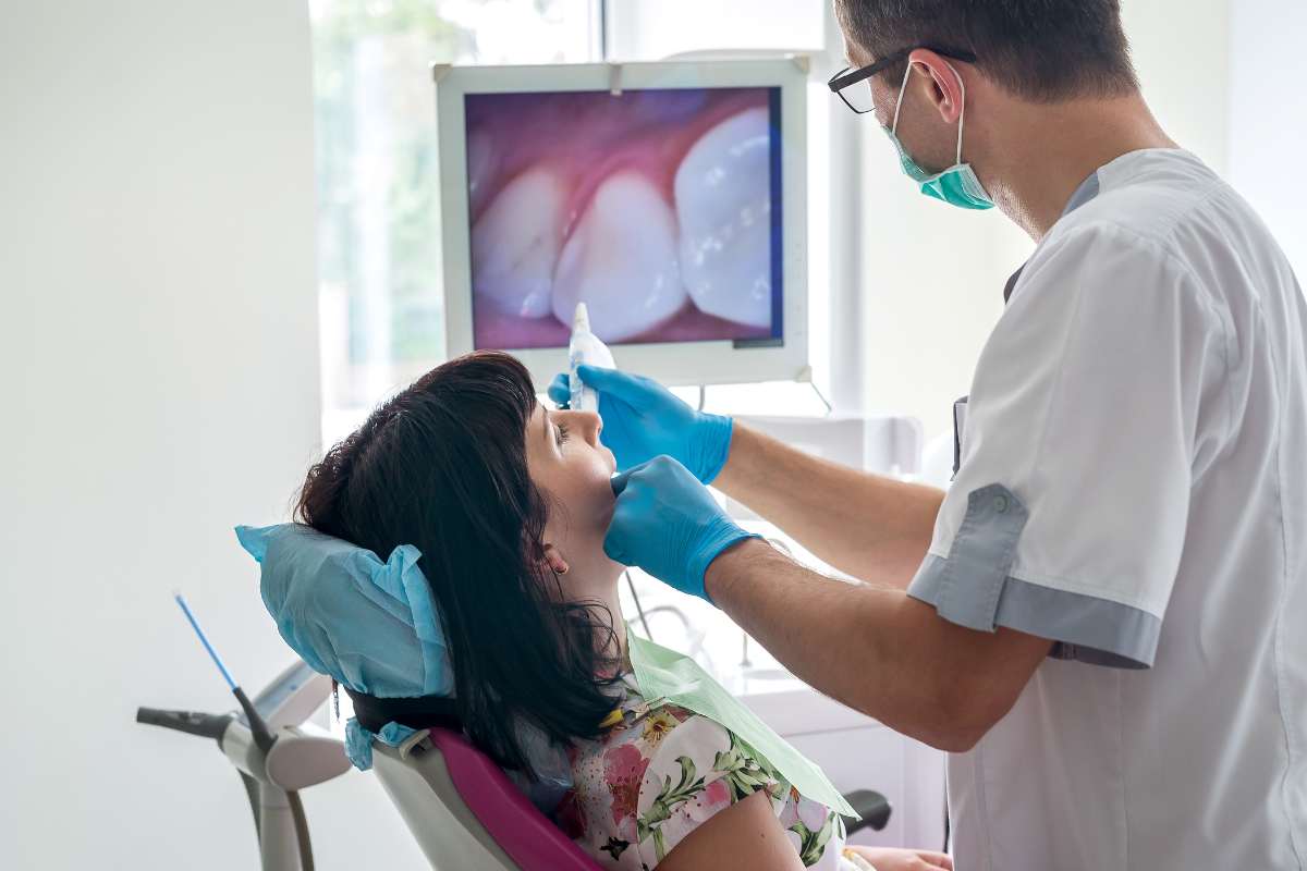 dentista visita paziente con telecamera