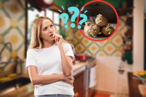 cucina, donna dubbiosa, cornice, punti interrogativi, patate germogliate