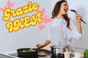 donna cucina e canta con un mestolo scritta grazie ikea e cuori rosa
