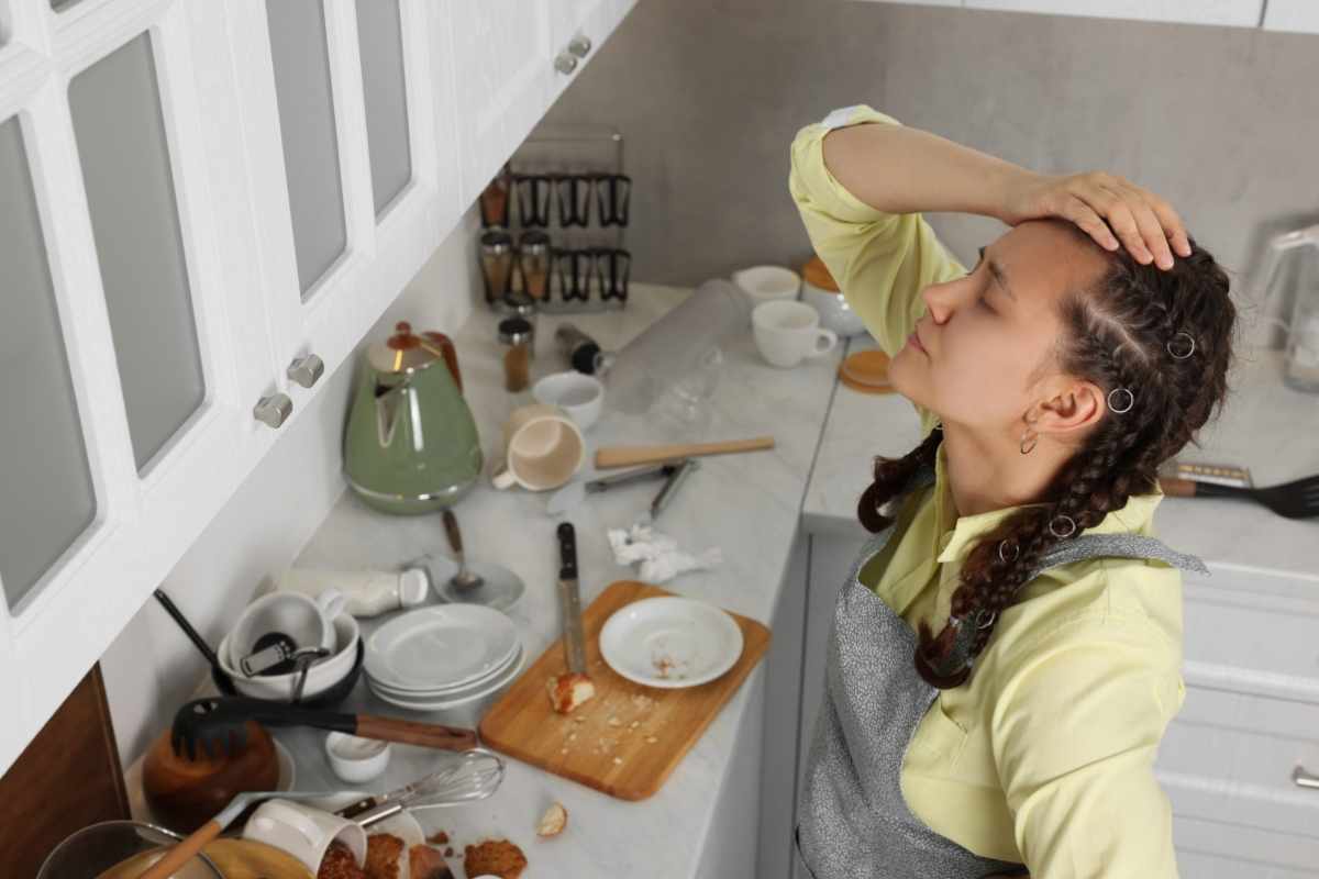 piano cucina in disordine