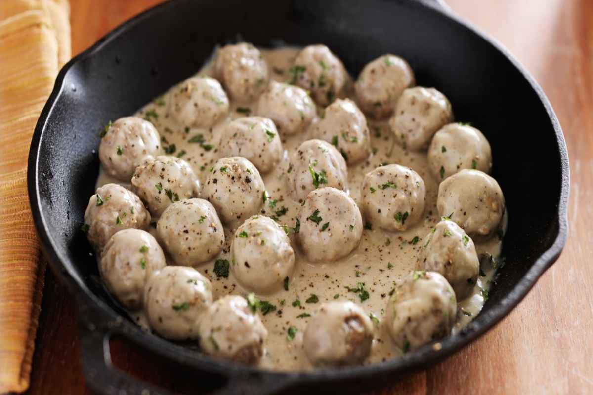 polpette in cottura con la slasa alla panna