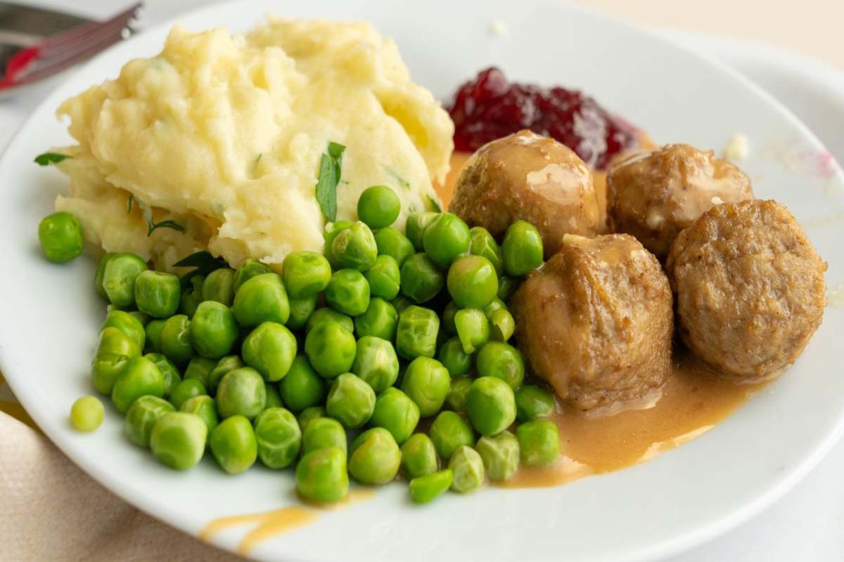 polpette svedesi con piselli e purè