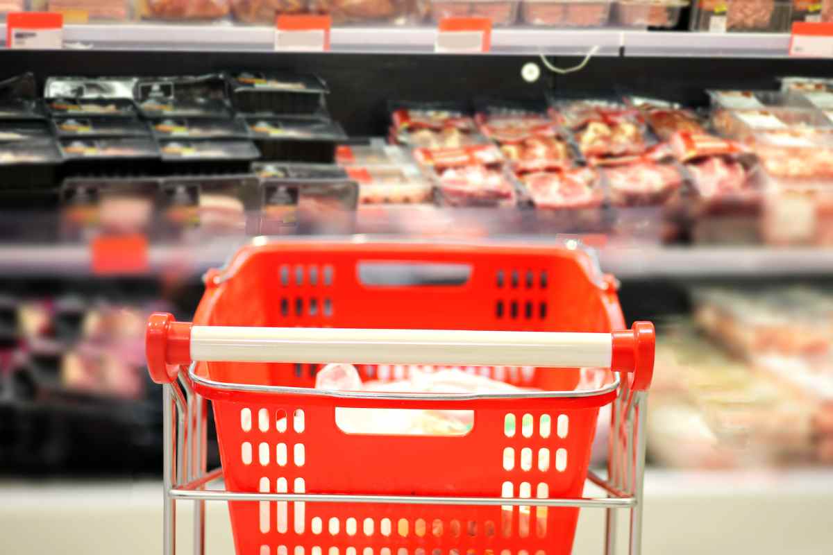 carrello spesa davanti al banco salumi e carne