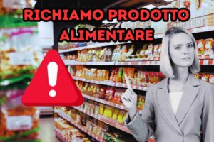 richiamo prodotto alimentare, segnale pericolo, corsia supermercato, donna indica