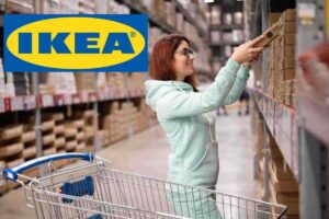 ragazza acquista da Ikea