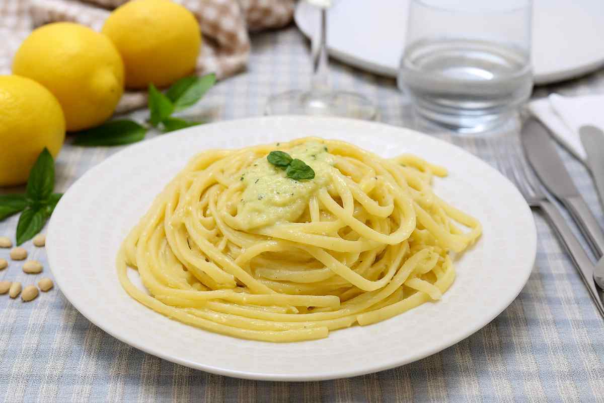piatto di pasta al pesto di limoni