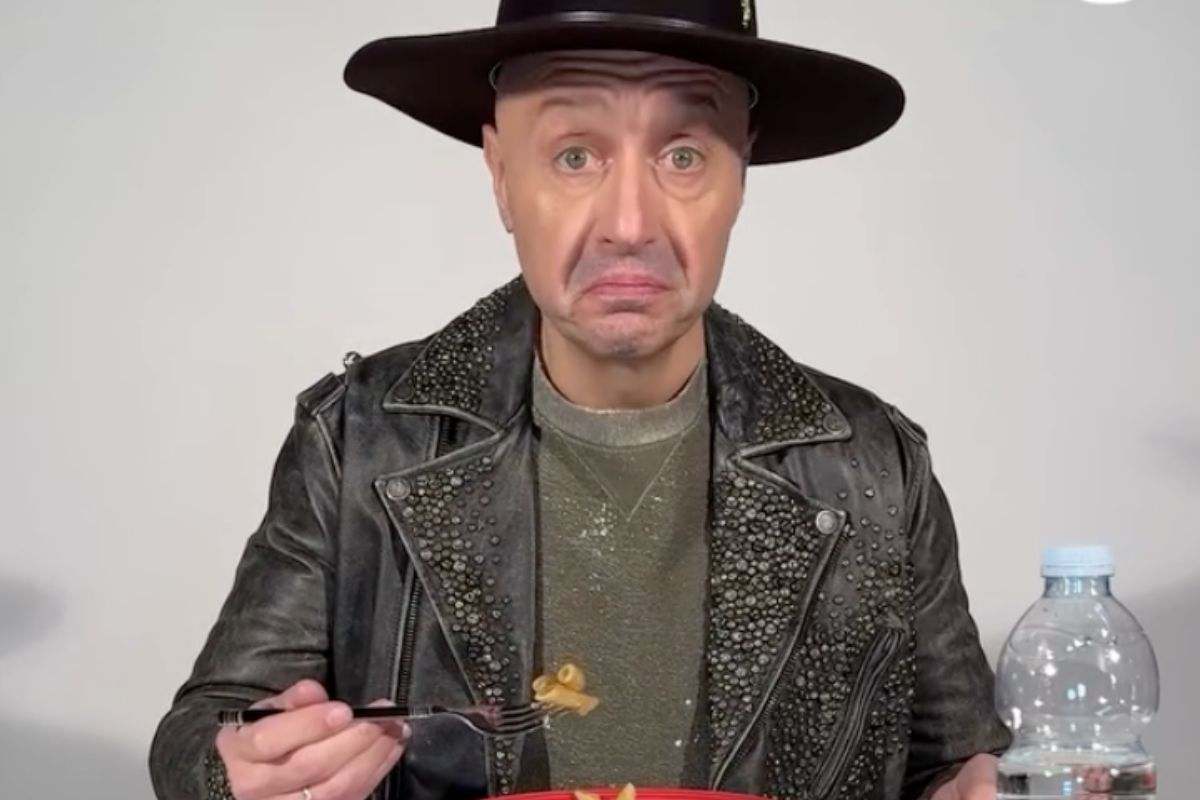 Bastianich assaggia un piatto di pennette col sugo