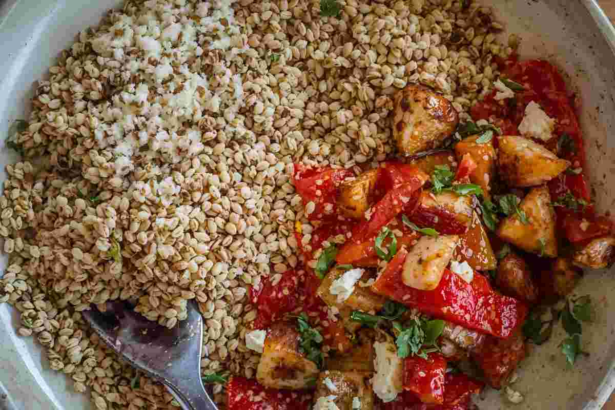 farro e altri ingredienti pronti a essere mescolati