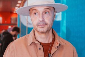 Joe Bastianich in posa per uno scatto